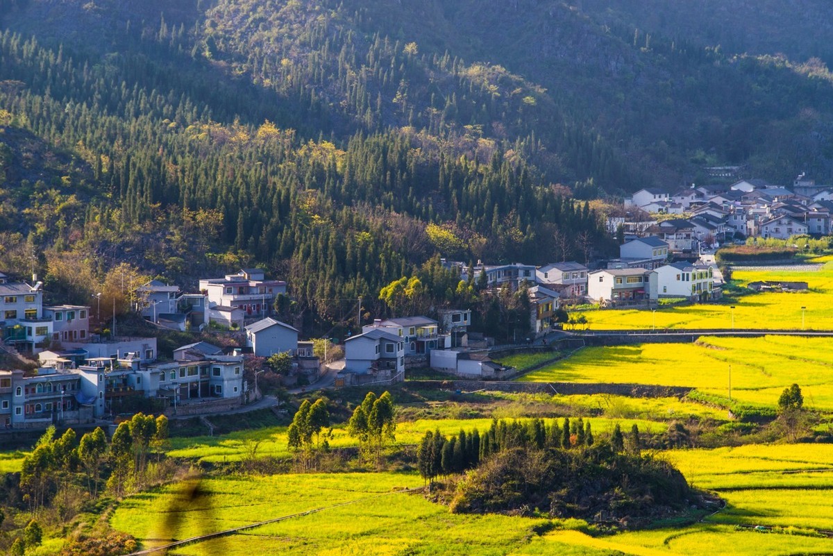 彩云之南之贵州兴义------遥看下纳灰村