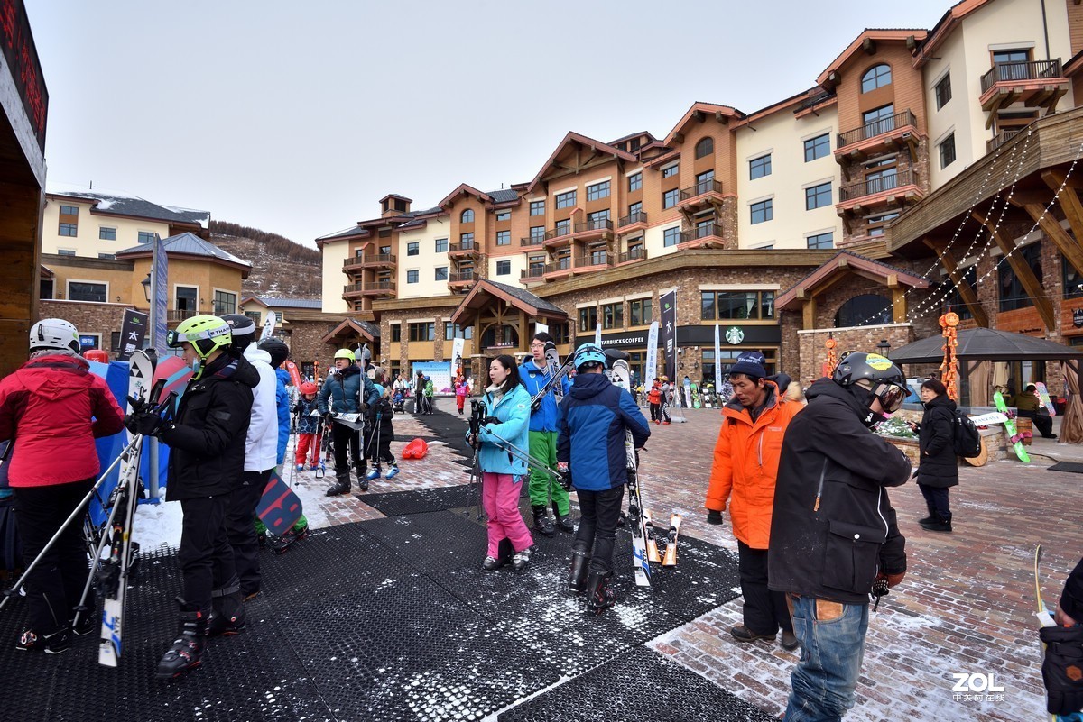 太子城高铁站与太舞小镇