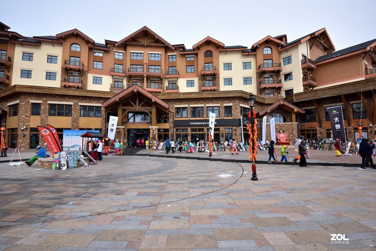 太子城高铁站与太舞小镇