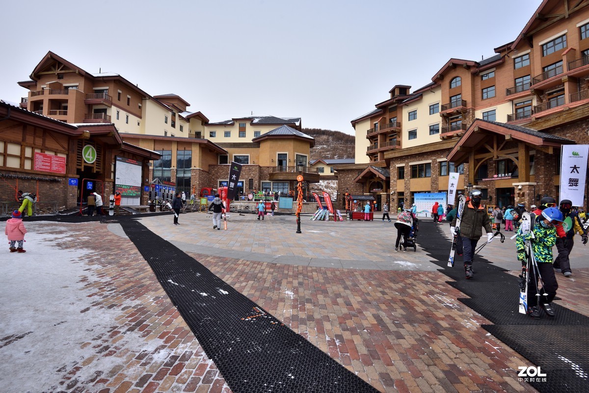 太子城高铁站与太舞小镇