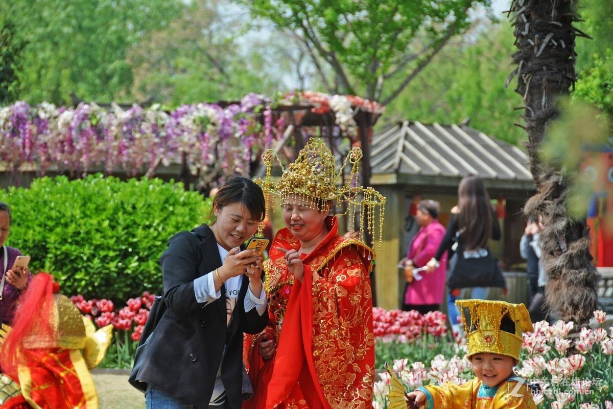 四月花事稠，乐坏看花人