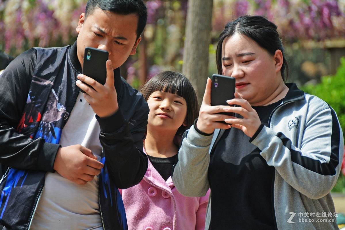 四月花事稠，乐坏看花人