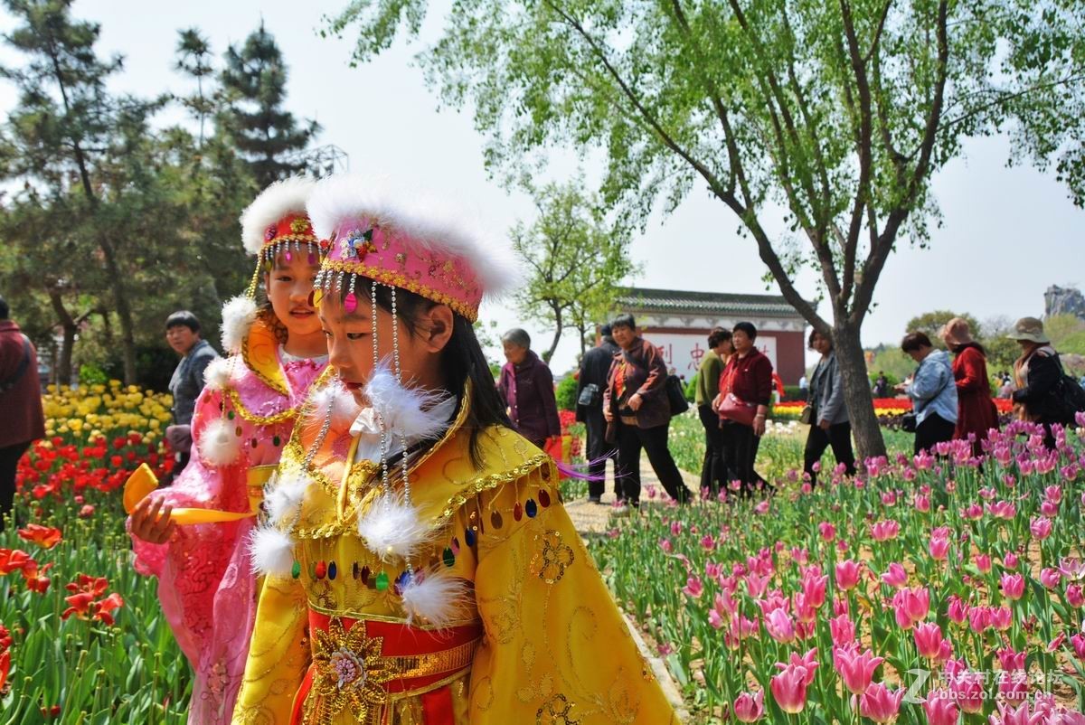 四月花事稠，乐坏看花人