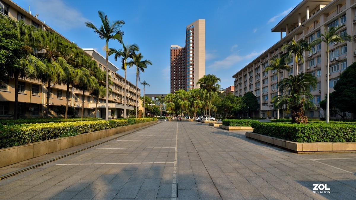 大学校园时光广场