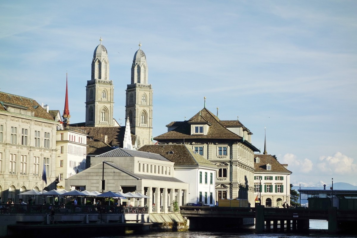 2019-06-02 瑞士旅行记录：Zurich 的班霍夫大街和利马特河（Limmat）伴