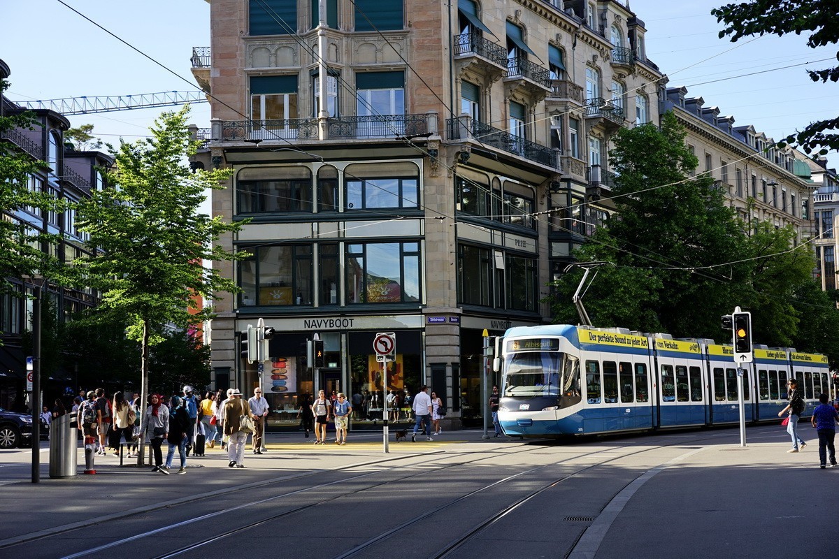 2019-06-02 瑞士旅行记录：Zurich 的班霍夫大街和利马特河（Limmat）伴