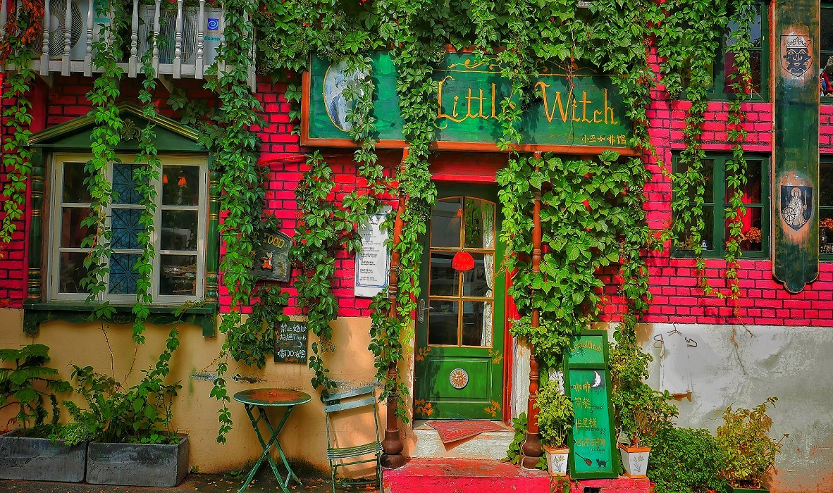 随拍片，确切的说是《青岛中山路》看内容是《无题》都是手机做后期的试验品看效果的！