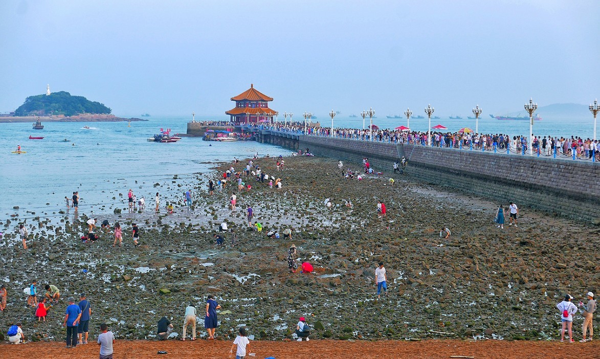 随拍片，确切的说是《青岛中山路》看内容是《无题》都是手机做后期的试验品看效果的！
