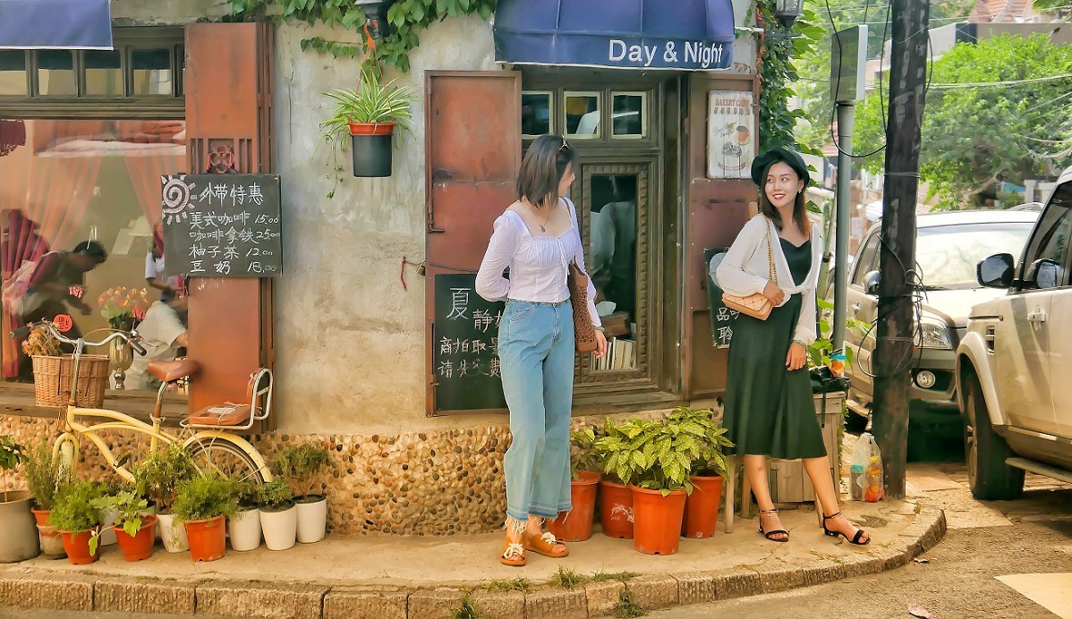 随拍片，确切的说是《青岛中山路》看内容是《无题》都是手机做后期的试验品看效果的！
