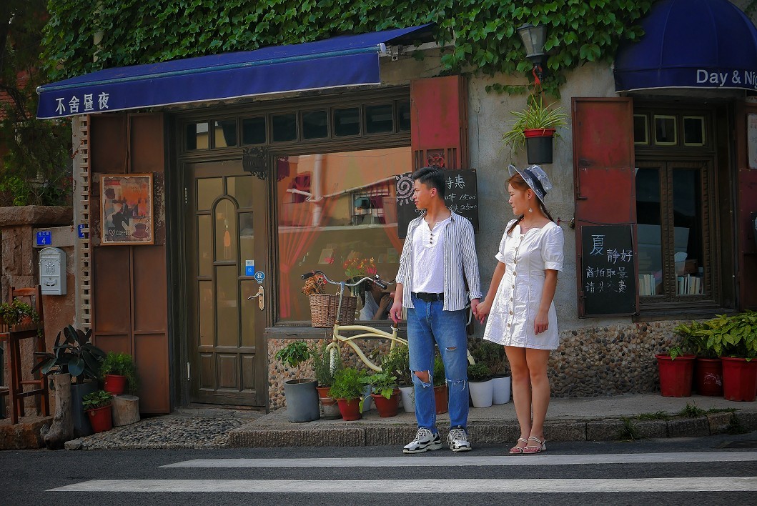 随拍片，确切的说是《青岛中山路》看内容是《无题》都是手机做后期的试验品看效果的！