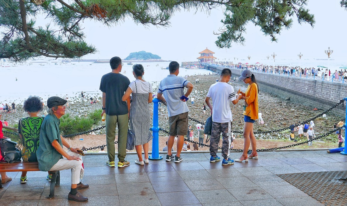 随拍片，确切的说是《青岛中山路》看内容是《无题》都是手机做后期的试验品看效果的！