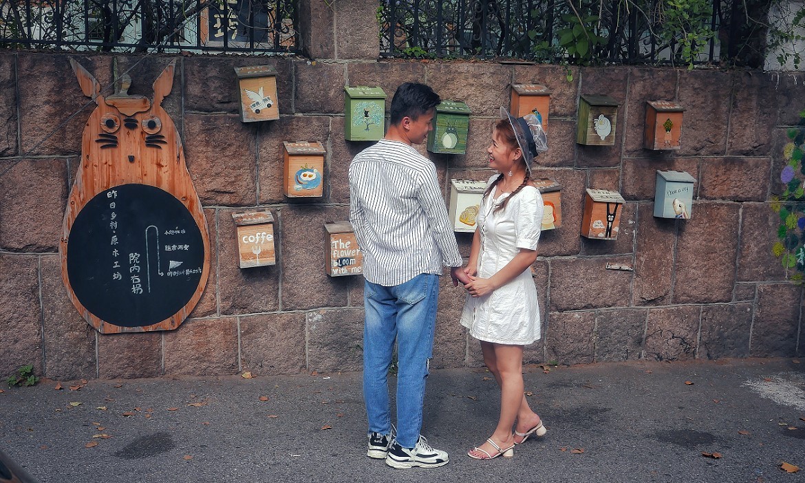 随拍片，确切的说是《青岛中山路》看内容是《无题》都是手机做后期的试验品看效果的！