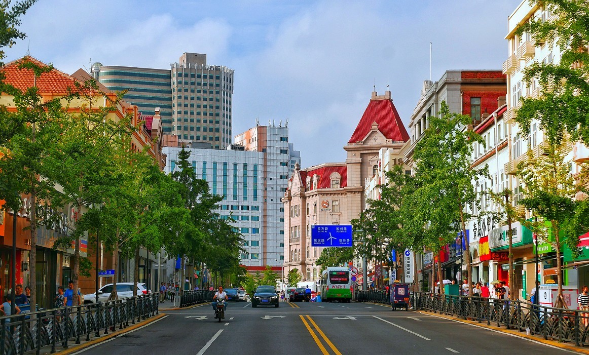 随拍片，确切的说是《青岛中山路》看内容是《无题》都是手机做后期的试验品看效果的！