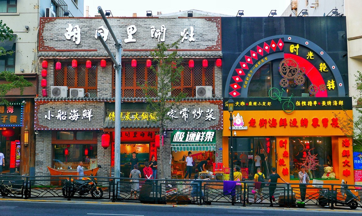 随拍片，确切的说是《青岛中山路》看内容是《无题》都是手机做后期的试验品看效果的！