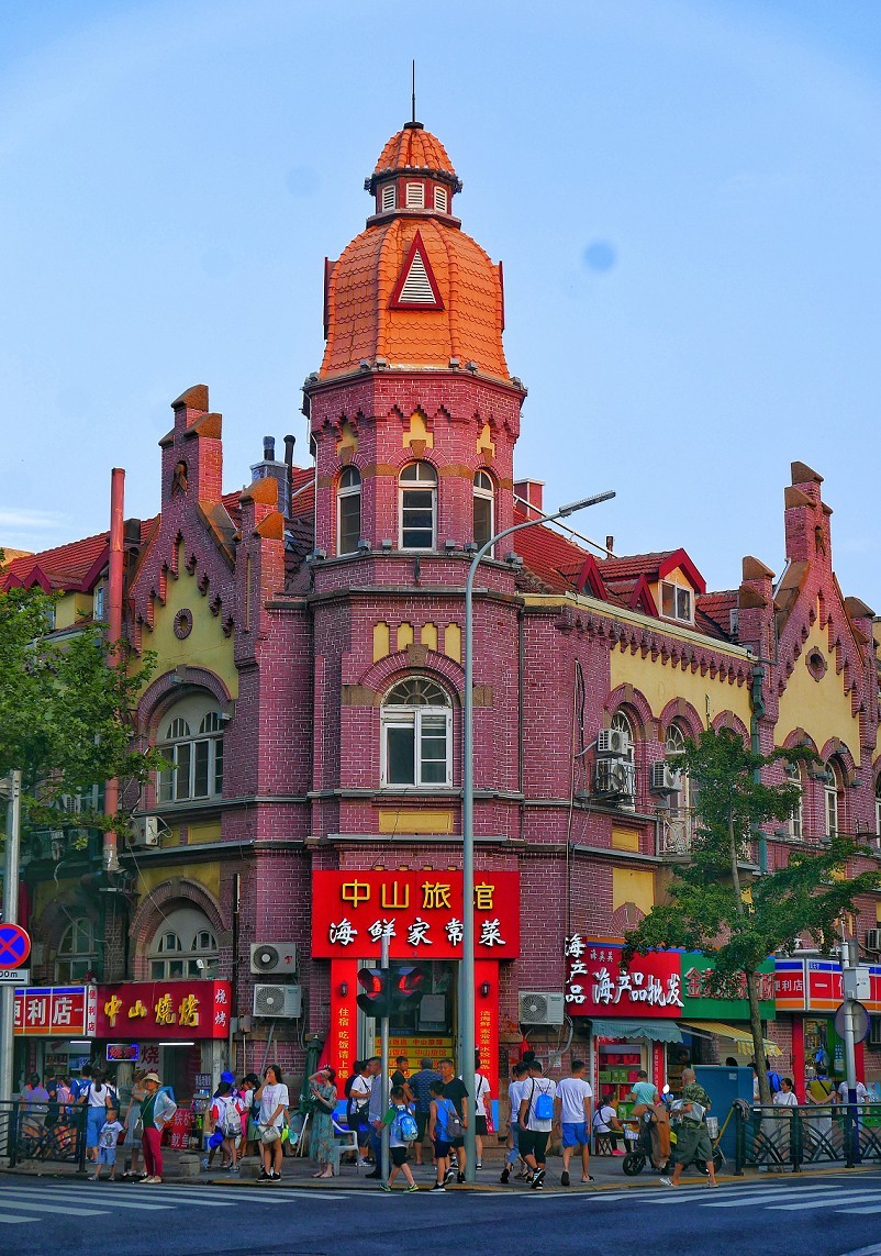 随拍片，确切的说是《青岛中山路》看内容是《无题》都是手机做后期的试验品看效果的！