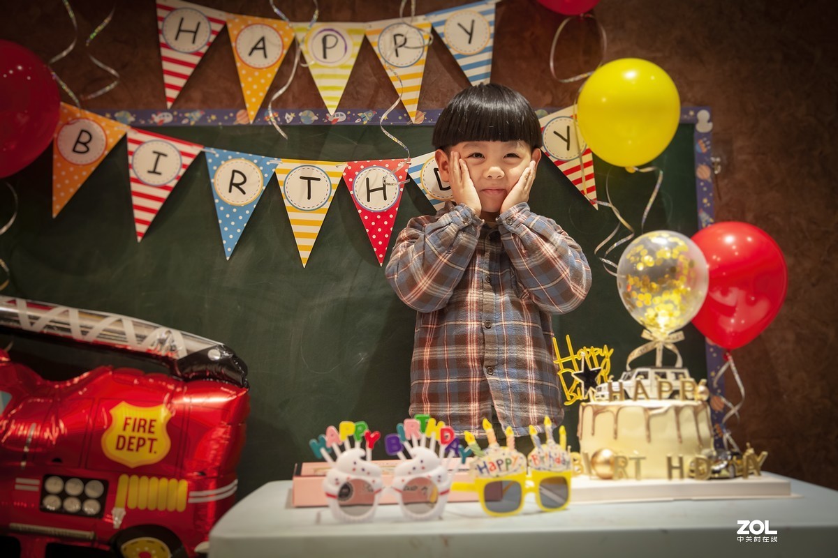 孩子过生日，随便捏了几张，对了，顺便还拍了张做电脑桌面