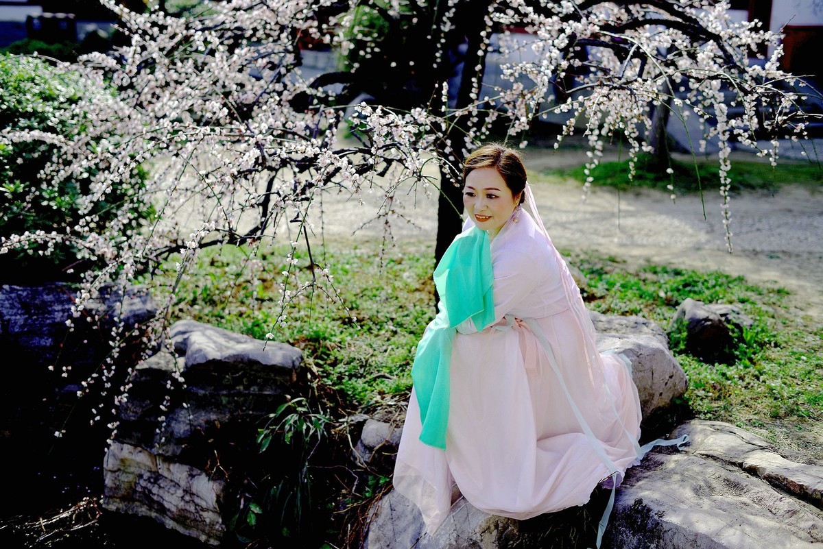 环境人像外拍春天美女赏花在梅园