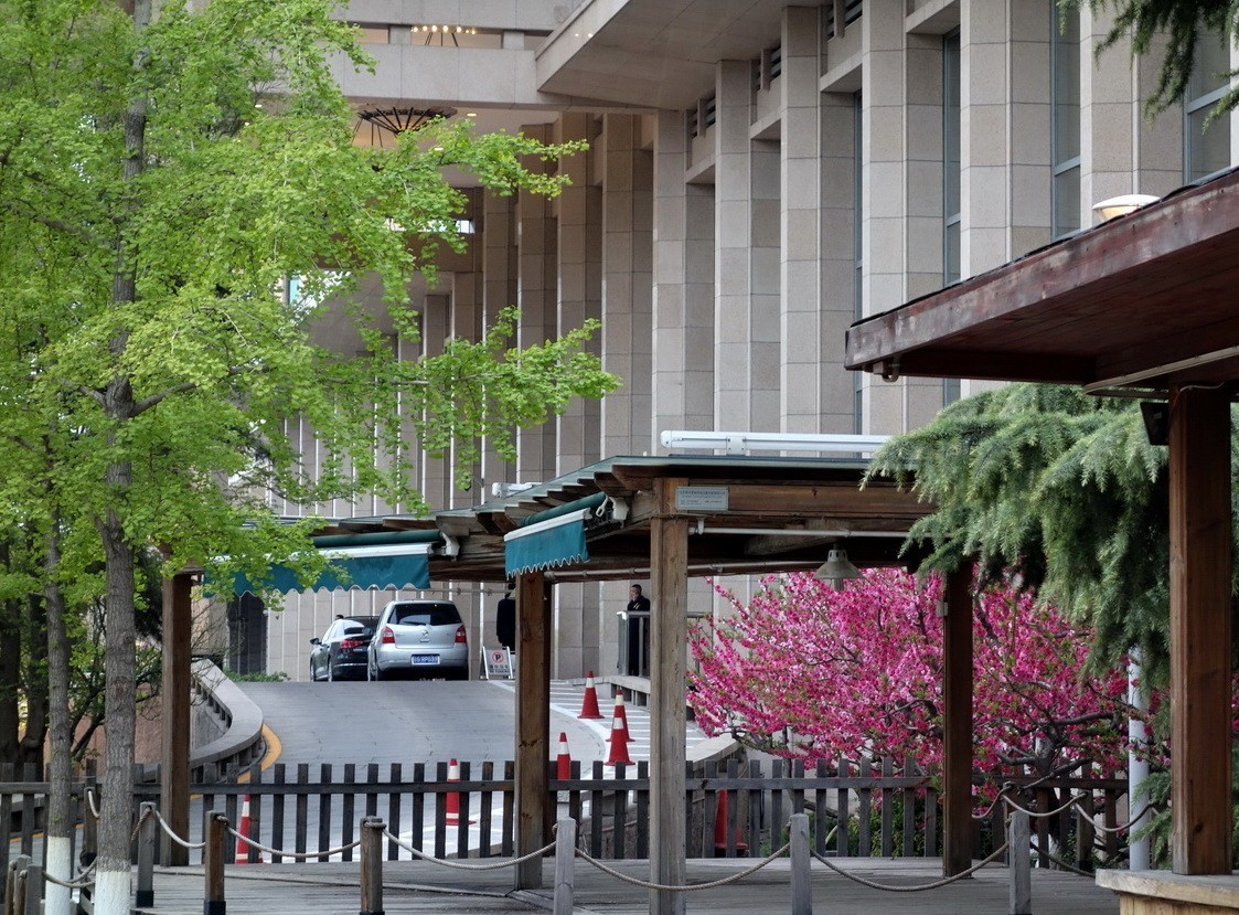 2019-04-09  旅游旺季的雨后的王府井大街