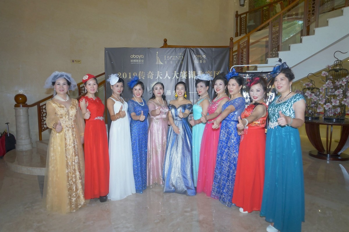 室内环境人像----武汉玫瑰艺术团的美女们参赛在九真山！