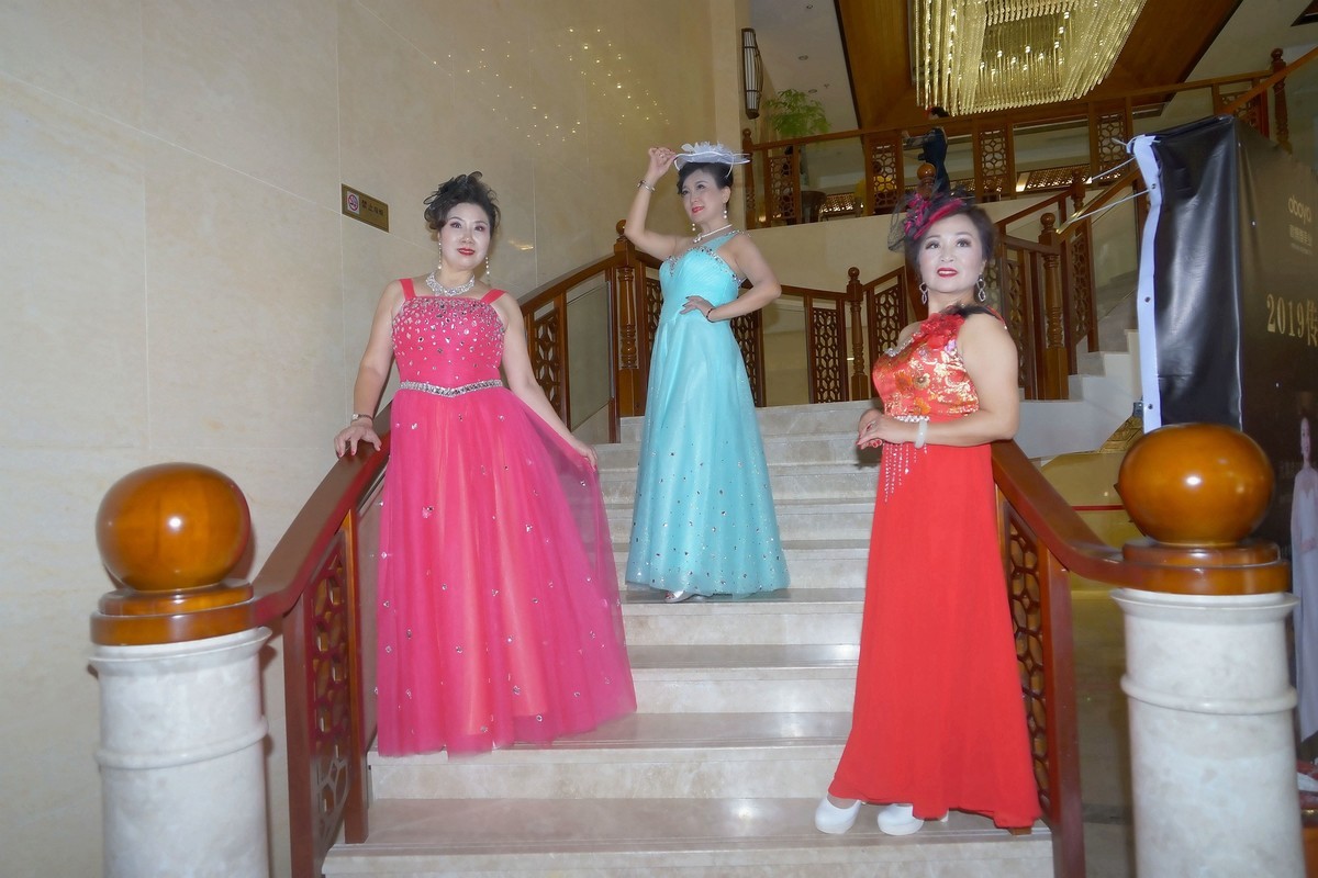 室内环境人像----武汉玫瑰艺术团的美女们参赛在九真山！