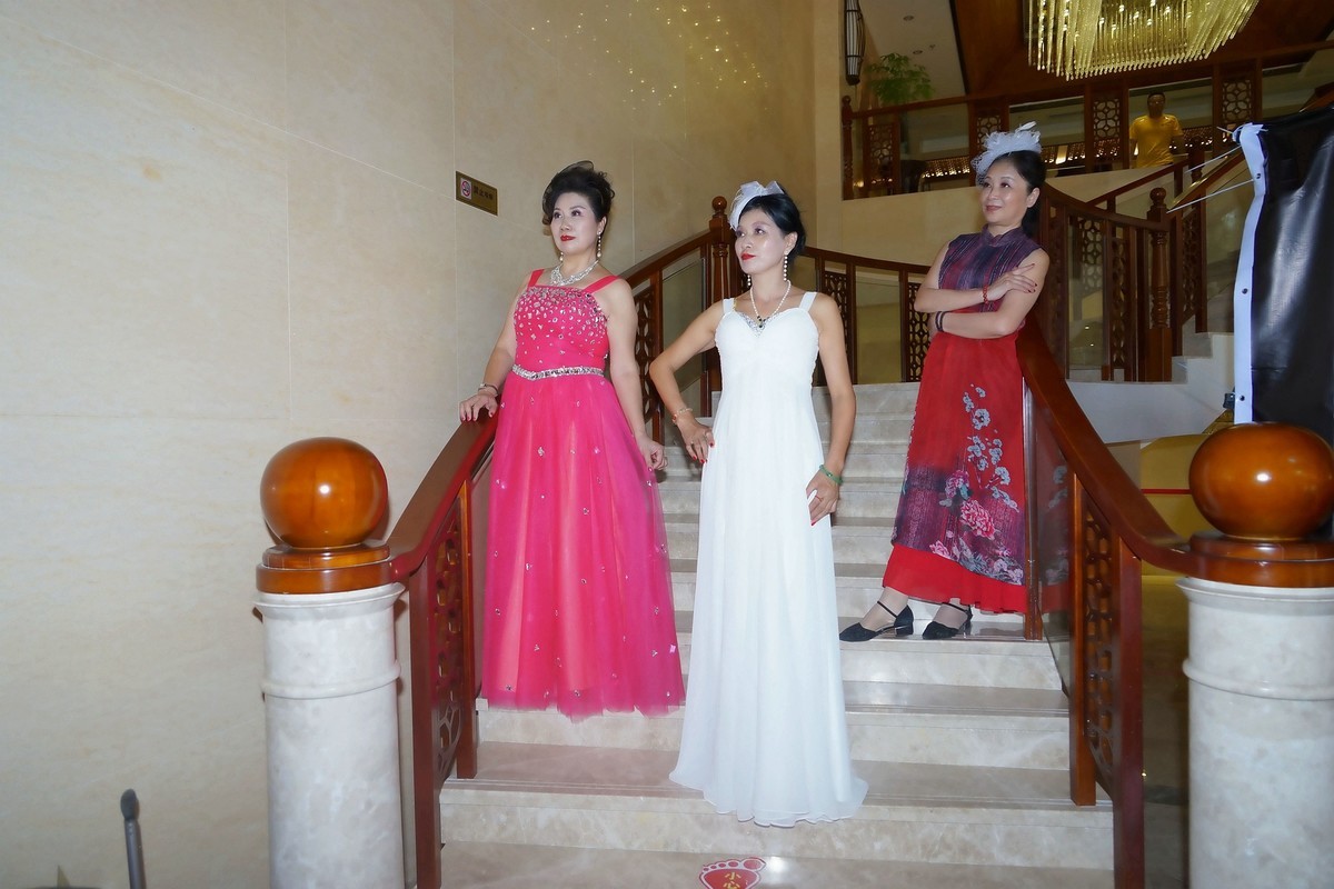 室内环境人像----武汉玫瑰艺术团的美女们参赛在九真山！