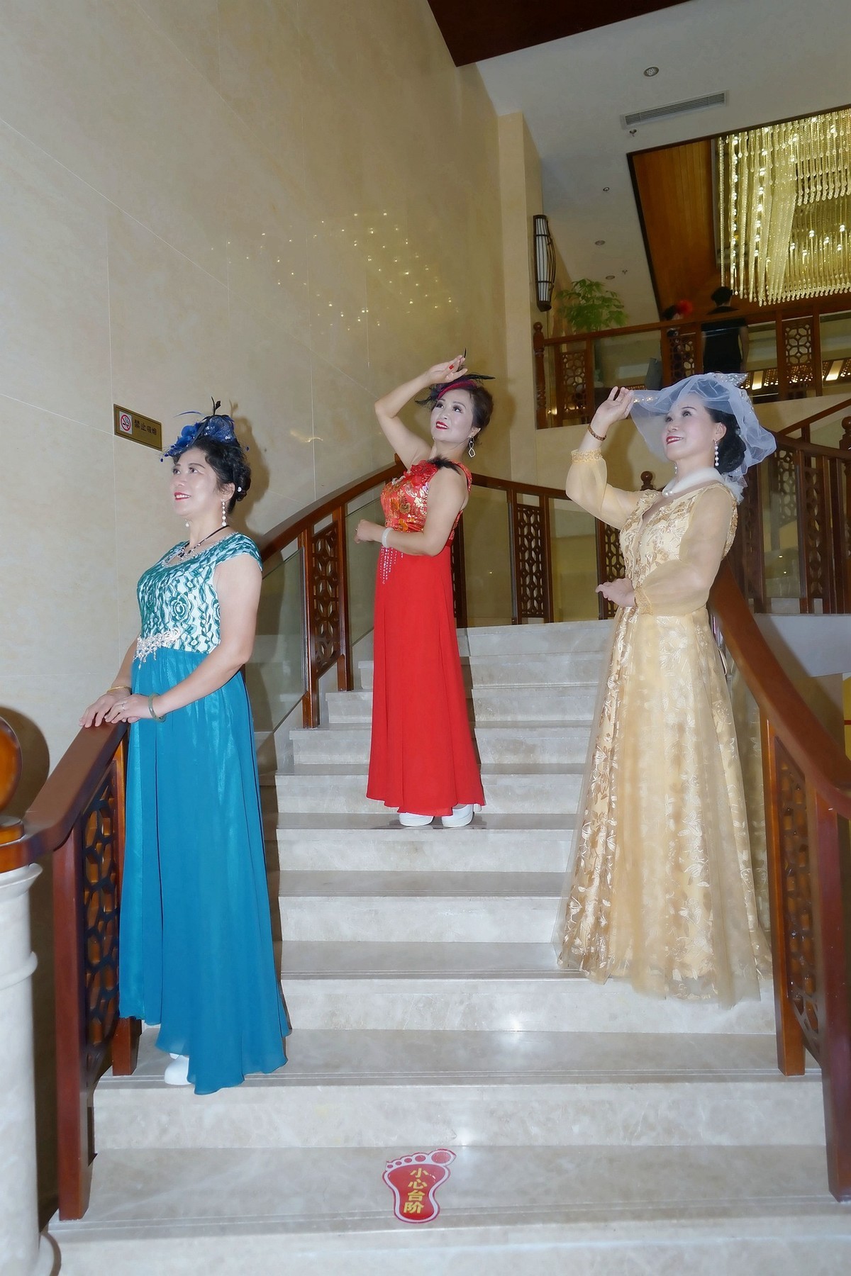 室内环境人像----武汉玫瑰艺术团的美女们参赛在九真山！