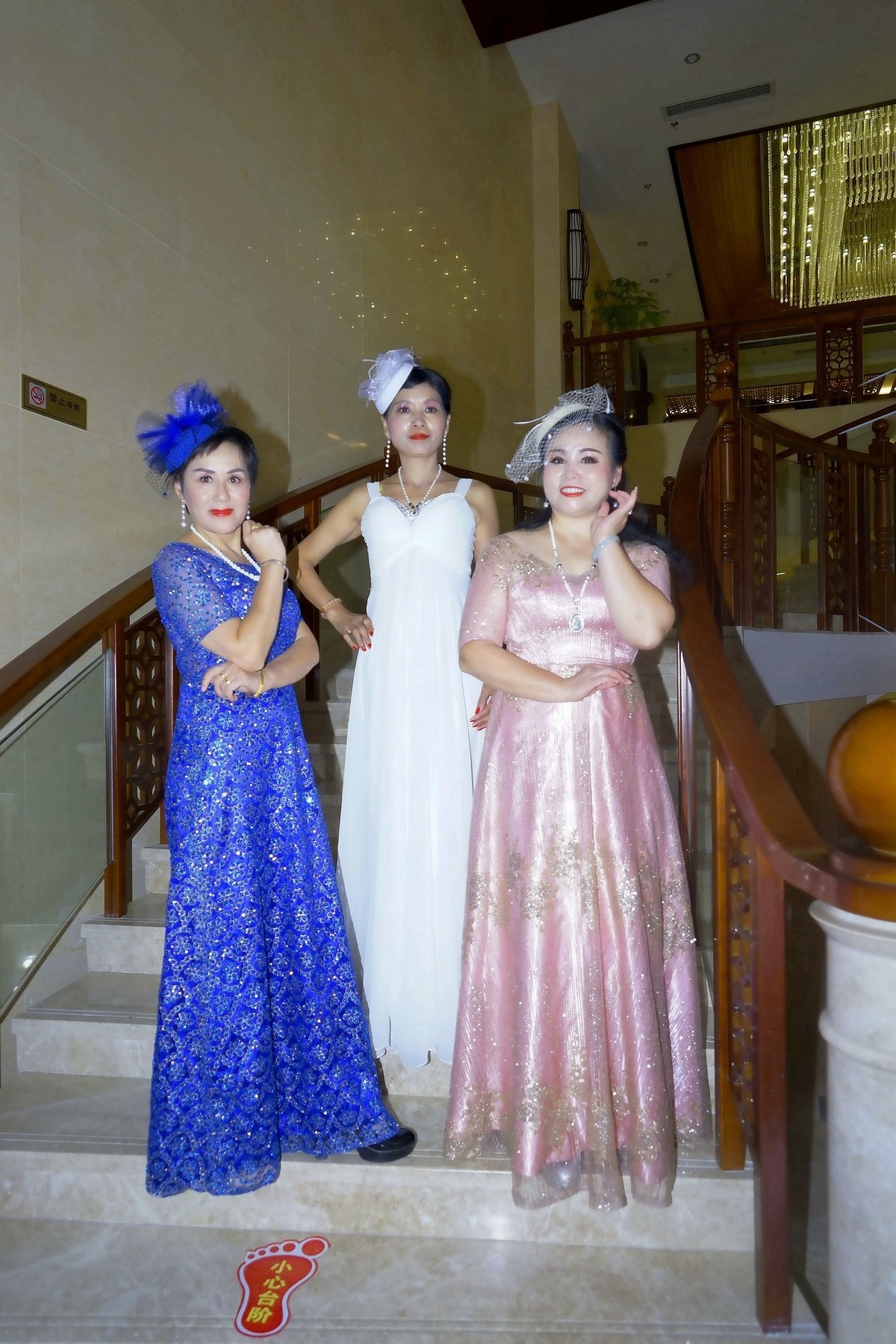 室内环境人像----武汉玫瑰艺术团的美女们参赛在九真山！