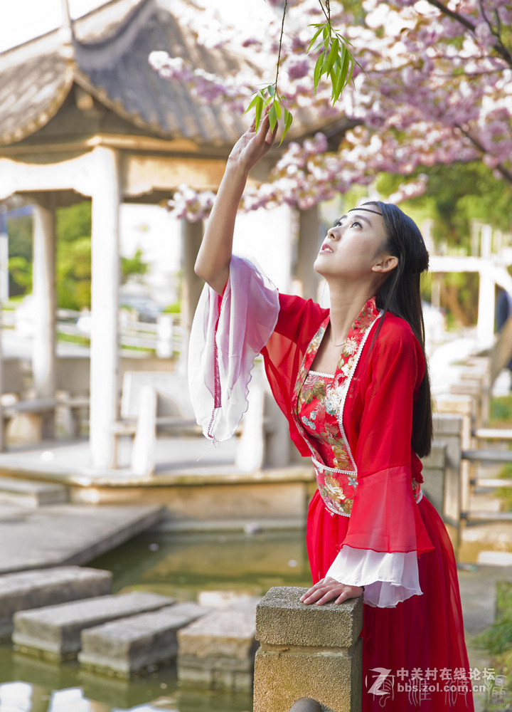 江南水鄉拍的紅裙美女