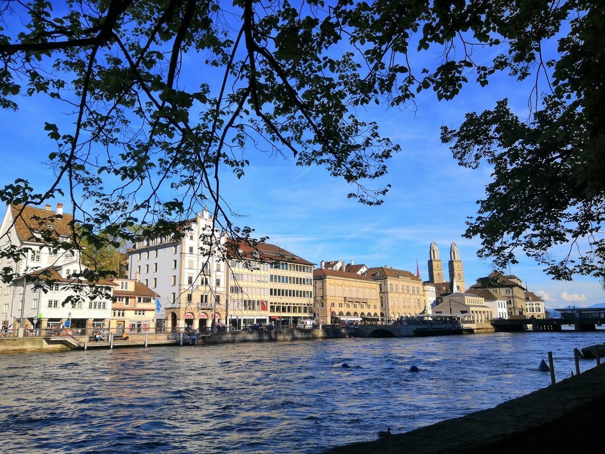 2019-06-02 瑞士旅行记录：Zurich 的班霍夫大街和利马特河（Limmat）伴