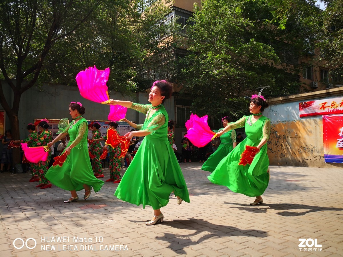 沈阳市沈河区滨河街道秀山社区举行迎七一表彰优秀党员与文艺演出活动