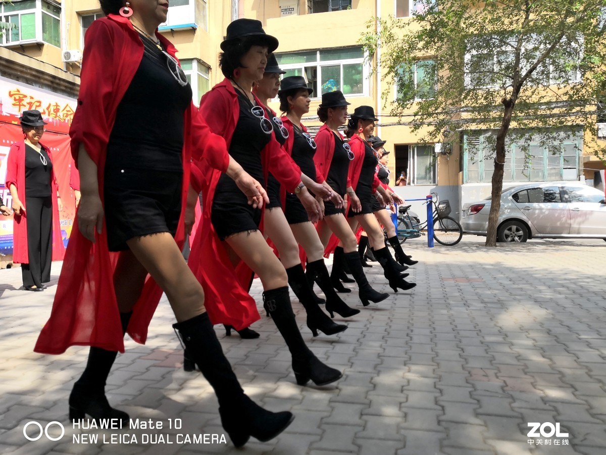 沈阳市沈河区滨河街道秀山社区举行迎七一表彰优秀党员与文艺演出活动