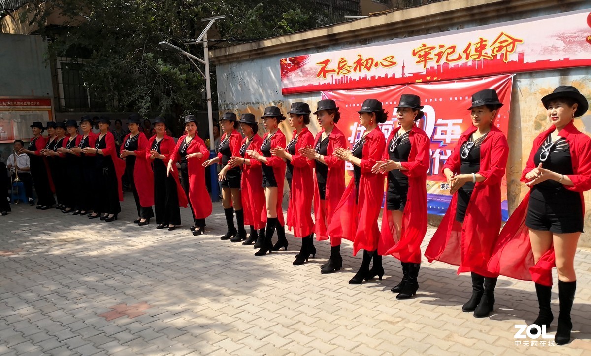 沈阳市沈河区滨河街道秀山社区举行迎七一表彰优秀党员与文艺演出活动