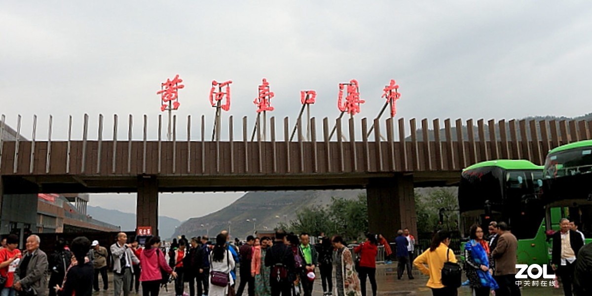 陕西省一侧看壶口瀑布的雄伟壮观景色