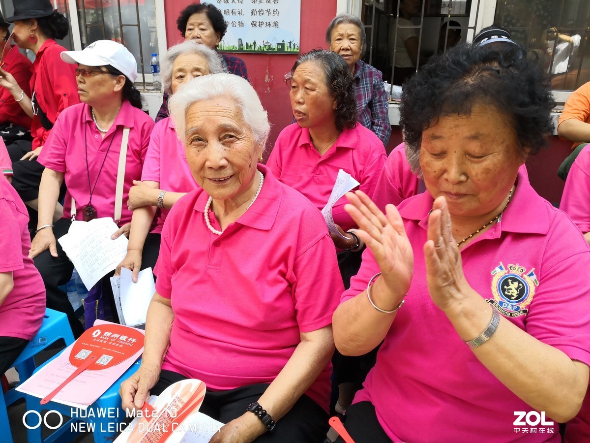 沈阳市沈河区滨河街道秀山社区举行迎七一表彰优秀党员与文艺演出活动
