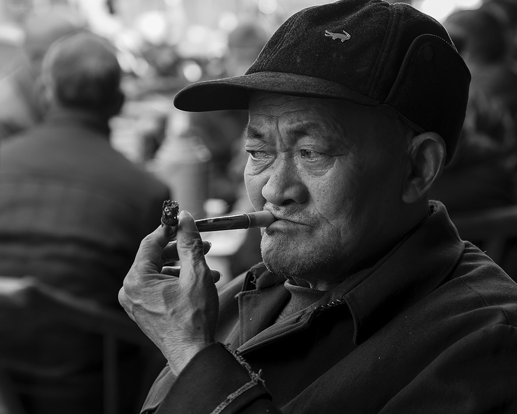 《老茶馆里的茶客》