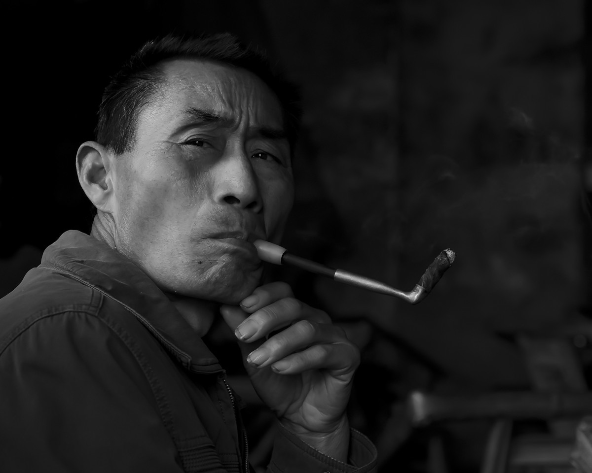 《老茶馆里的茶客》