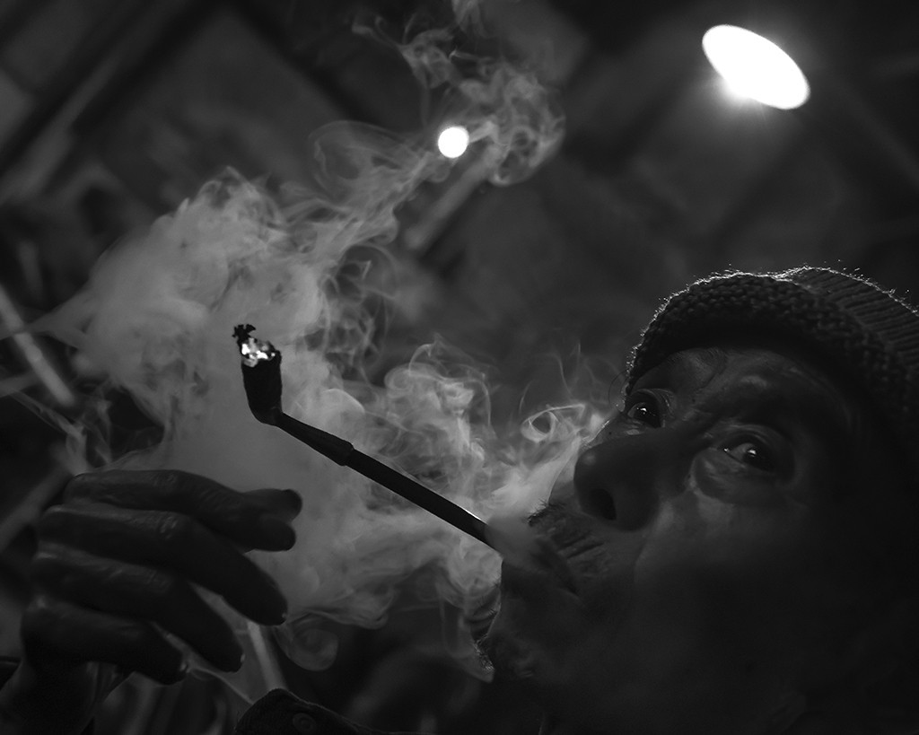 《老茶馆里的茶客》