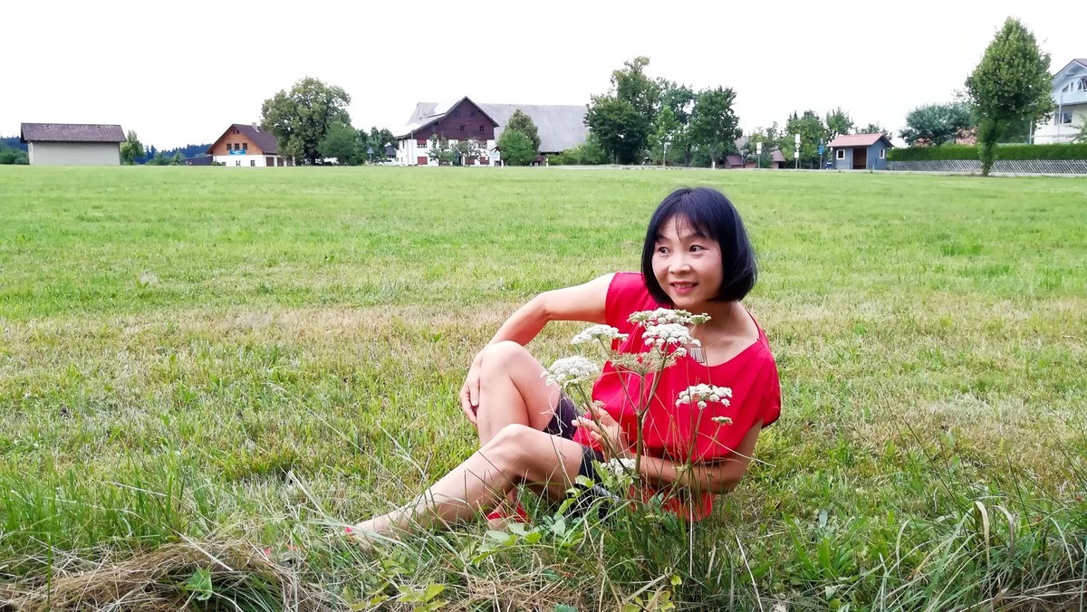 红衣女郎(昔日的白衣战士)--向如今的