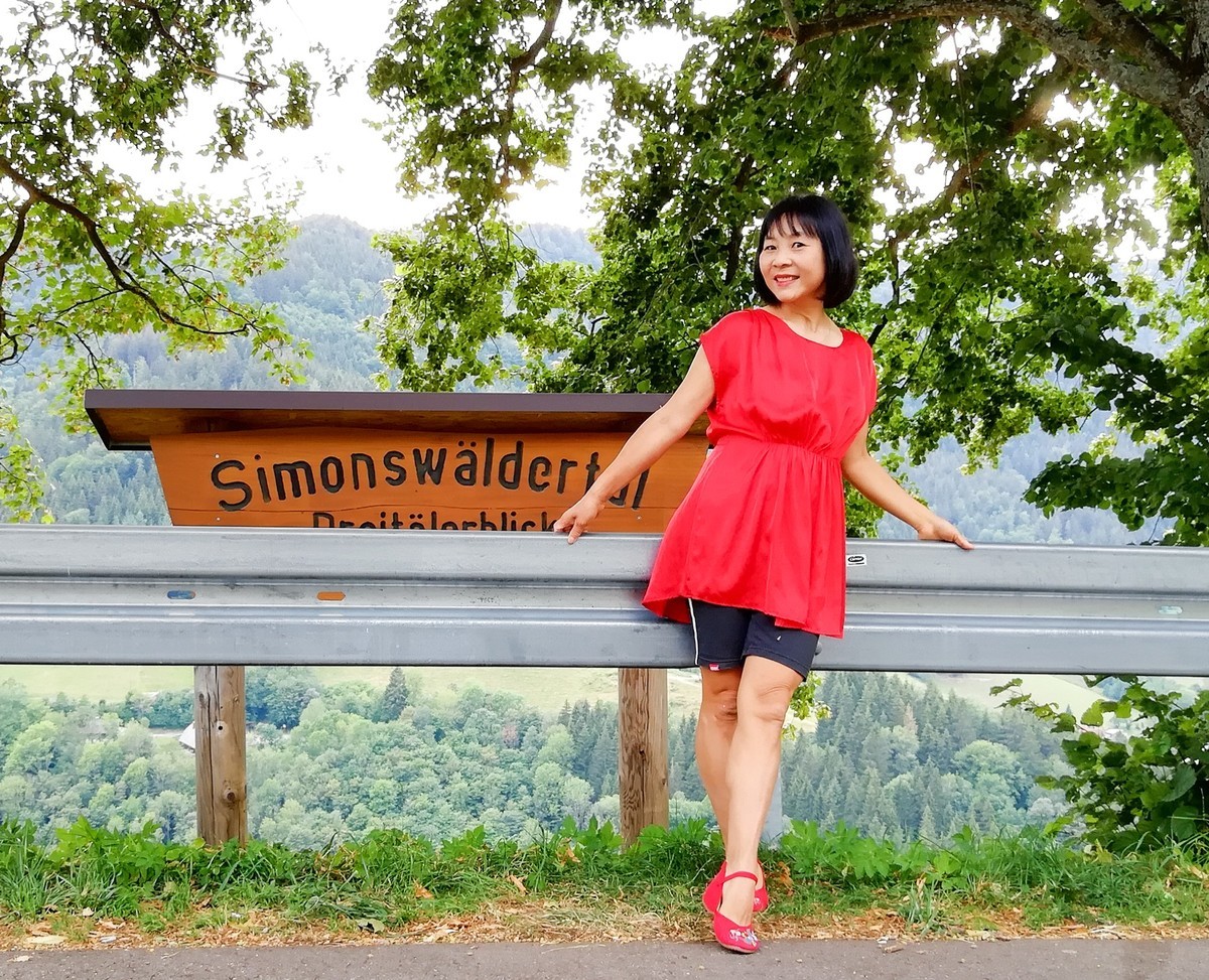 红衣女郎(昔日的白衣战士)--向如今的