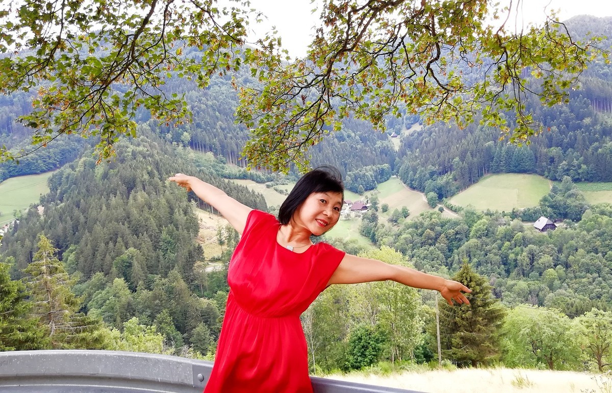 红衣女郎(昔日的白衣战士)--向如今的