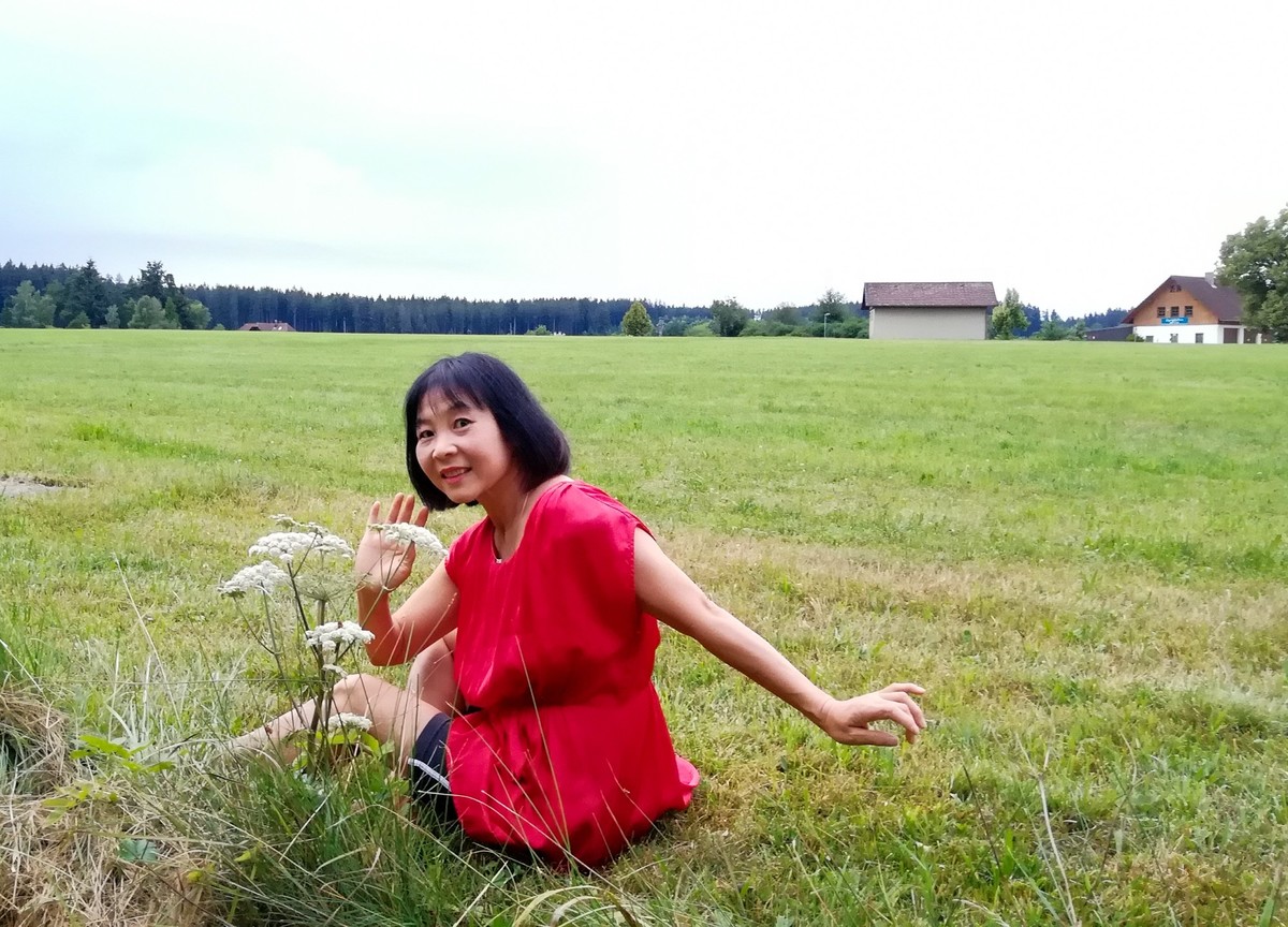 红衣女郎(昔日的白衣战士)--向如今的