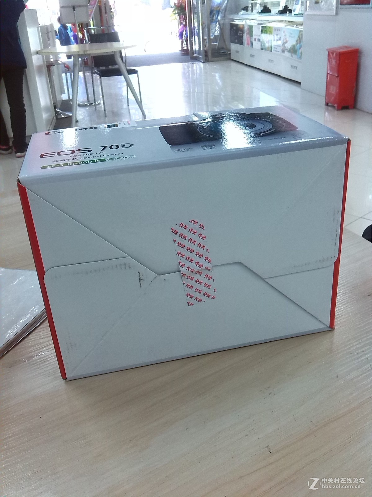 新手在刚购入70D套机18-200，准备购卡、滤镜、遮光罩之类的配件，望高人指点为！