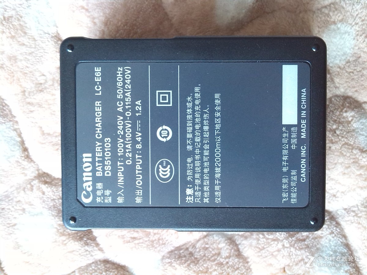 新手在刚购入70D套机18-200，准备购卡、滤镜、遮光罩之类的配件，望高人指点为！