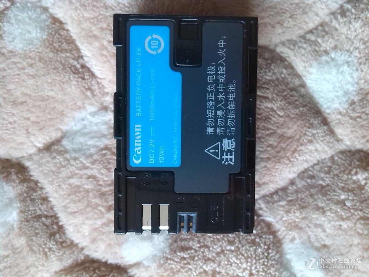 新手在刚购入70D套机18-200，准备购卡、滤镜、遮光罩之类的配件，望高人指点为！