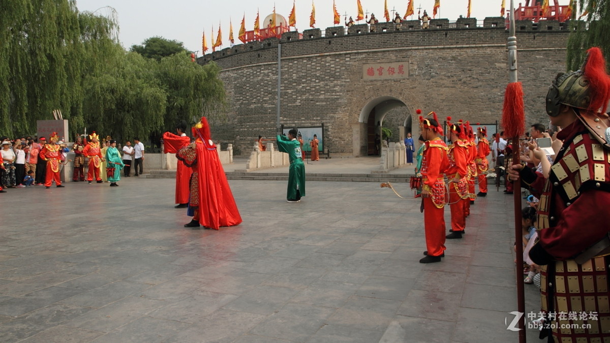 孔庙万仞宫墙前的明故城开城迎宾仪式