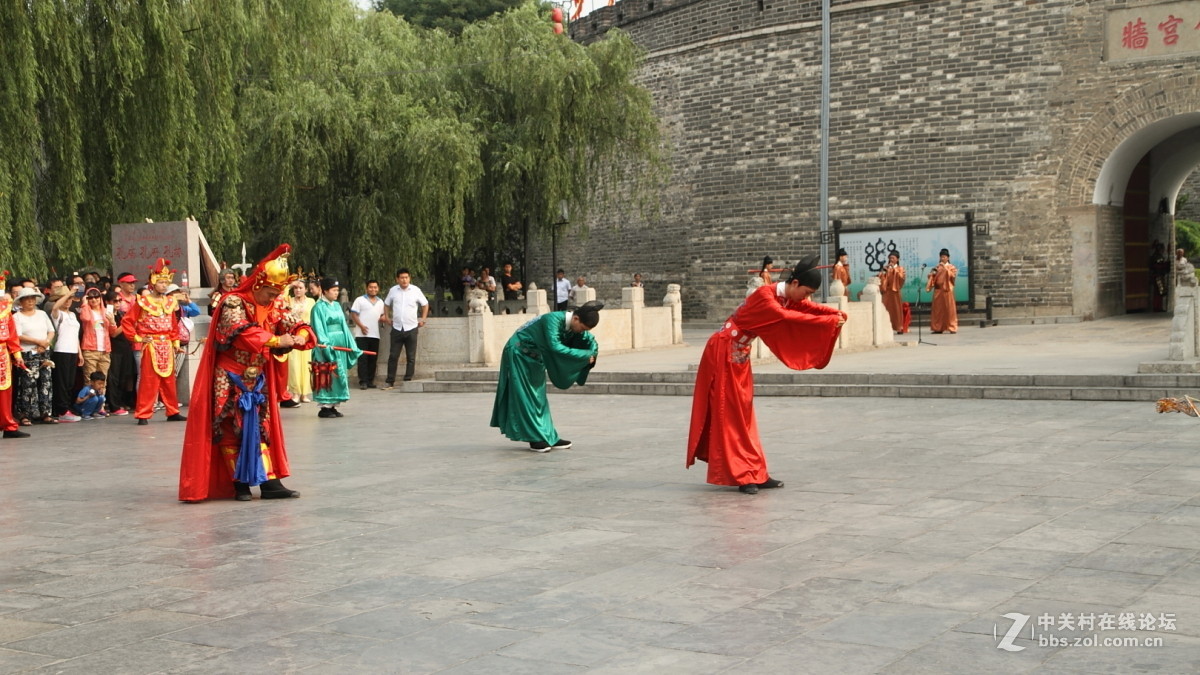 孔庙万仞宫墙前的明故城开城迎宾仪式