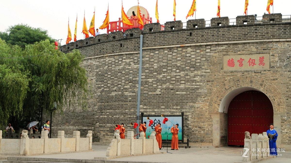 孔庙万仞宫墙前的明故城开城迎宾仪式