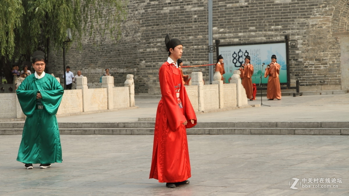 孔庙万仞宫墙前的明故城开城迎宾仪式