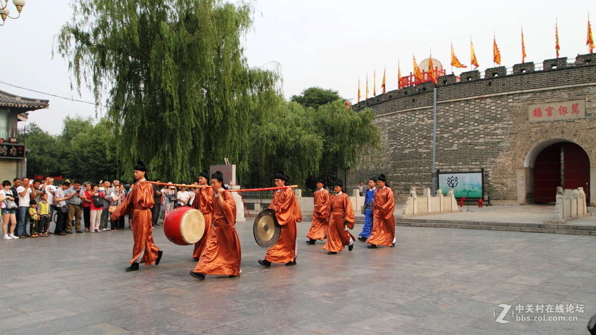孔庙万仞宫墙前的明故城开城迎宾仪式
