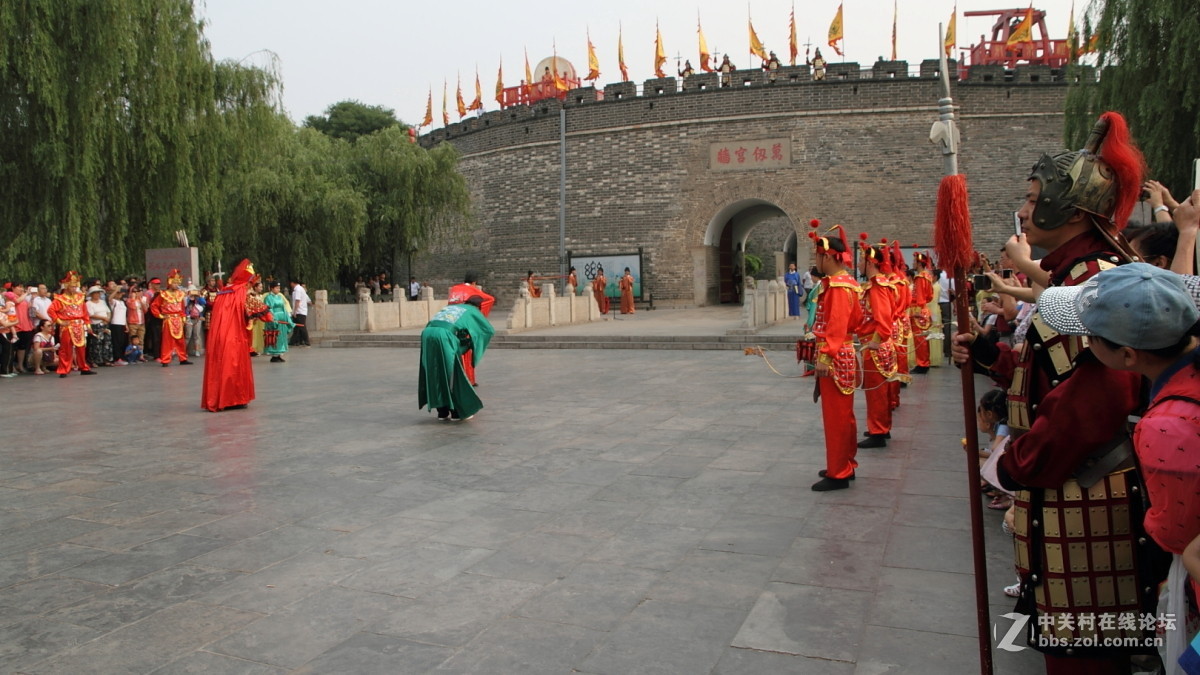 孔庙万仞宫墙前的明故城开城迎宾仪式